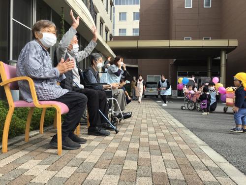 ご利用者様と子供たちの写真