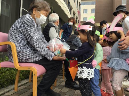 ご利用者様と子供たちの写真２