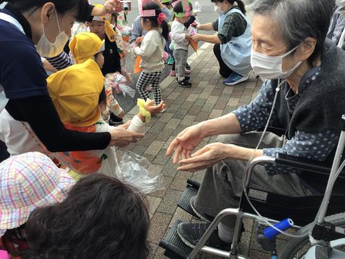 ご利用者様と子供たちの写真３