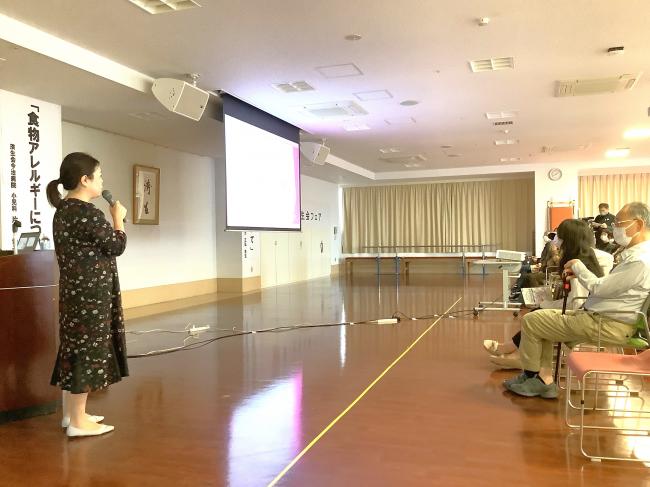 片岡優子医師の「食物アレルギーについて」と題する講演の様子